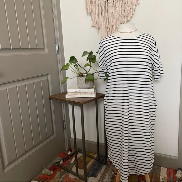 Midi Length Black and White Striped Tunic with pockets - Picture 9 of 10